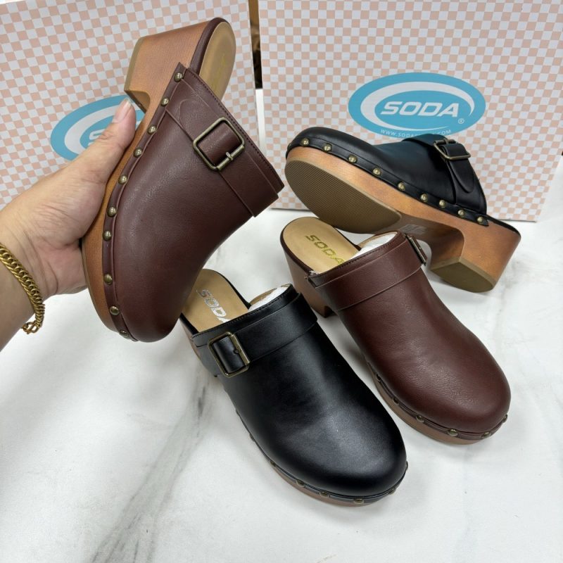 Chunky Heel Closed Toe Rivet Slippers
