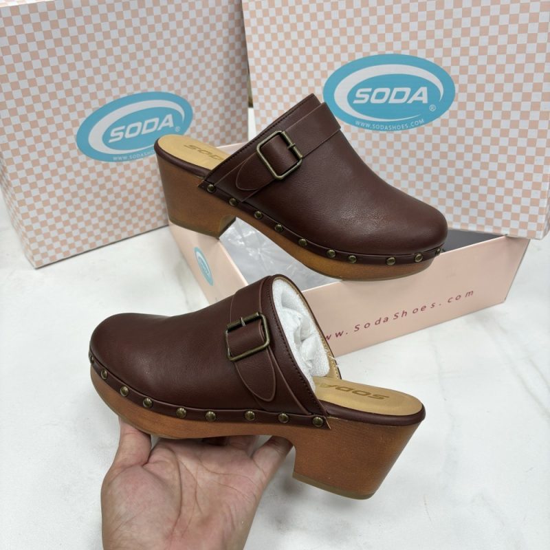 Chunky Heel Closed Toe Rivet Slippers - Image 4
