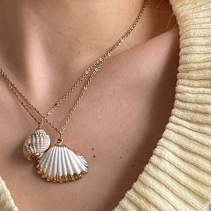 Thin Chain Conch Pendant Necklace